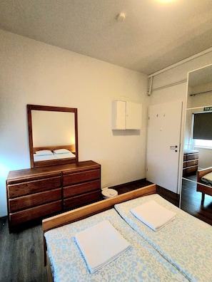 2 bedrooms, internet, bed sheets
