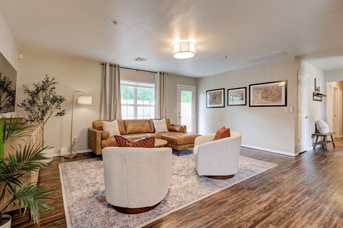  The Birdie House- 1/2 mile to downtown Edmond/UCO, game room, putting green