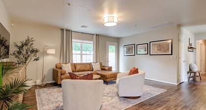 The Birdie House- 1/2 mile to downtown Edmond/UCO, game room, putting green
