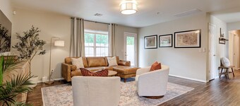 The Birdie House- 1/2 mile to downtown Edmond/UCO, game room, putting green