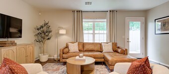 The Birdie House- 1/2 mile to downtown Edmond/UCO, game room, putting green