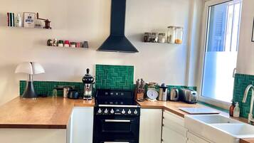Coffee/tea maker, fridge, microwave, oven