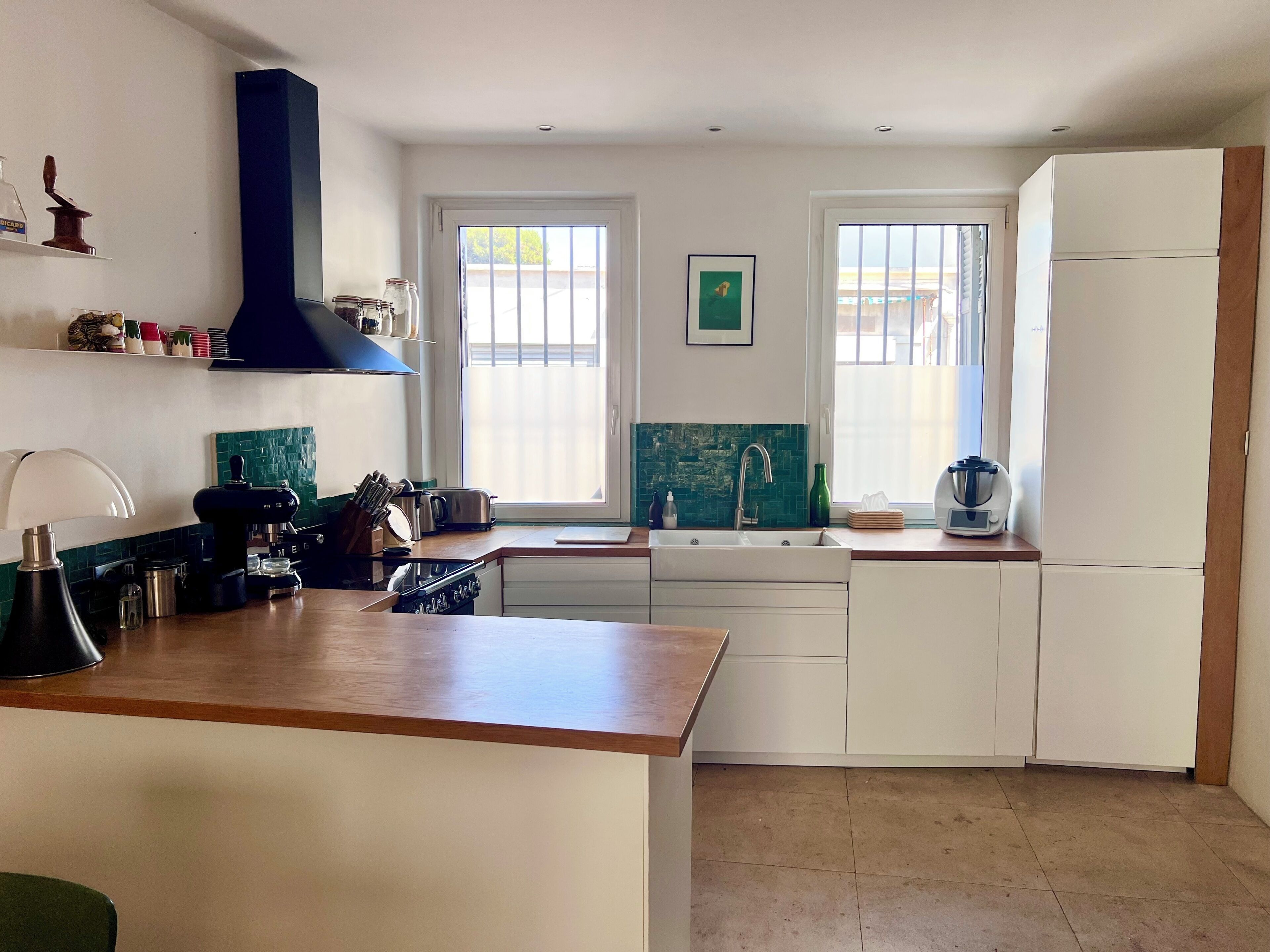 Coffee/tea maker, fridge, microwave, oven