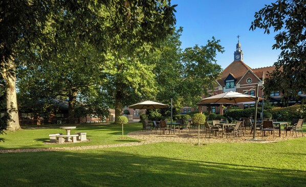 Outdoor dining - Doubletree By Hilton Stratford Upon Avon (Stratford-upon-Avon)