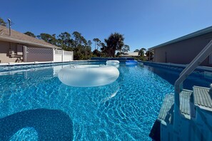 Piscina a l'aire lliure i piscina climatitzada 