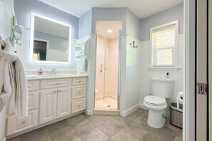 Shower, hair dryer, towels, soap - Wonderful 4-bedroom building with AC in charming Port Charlotte (Port Charlotte)