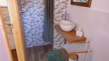 Dusche, Haartrockner, Bidet, Handtücher