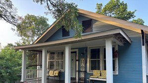 A house with a covered porch, steps leading to the entrance, and a garden hose. - Peaceful 3 bedroom home and room for 4 boats near Atoka, McGee, and Sardis Lake (Stringtown)