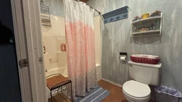 Een haardroger, handdoeken, zeep, toiletpapier