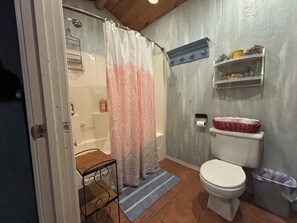 Hair dryer, towels, soap, toilet paper - Historic 90 year old home/room for 4 boats/  near Atoka, McGee, and Sardis Lake (Stringtown)