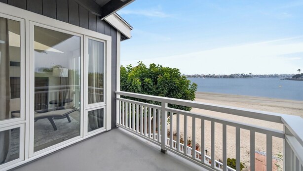 A balcony with a view of the beach and water. - Newly updated 3-bedroom/3-bath beachfront house on the peninsula in Long Beach (Long Beach)