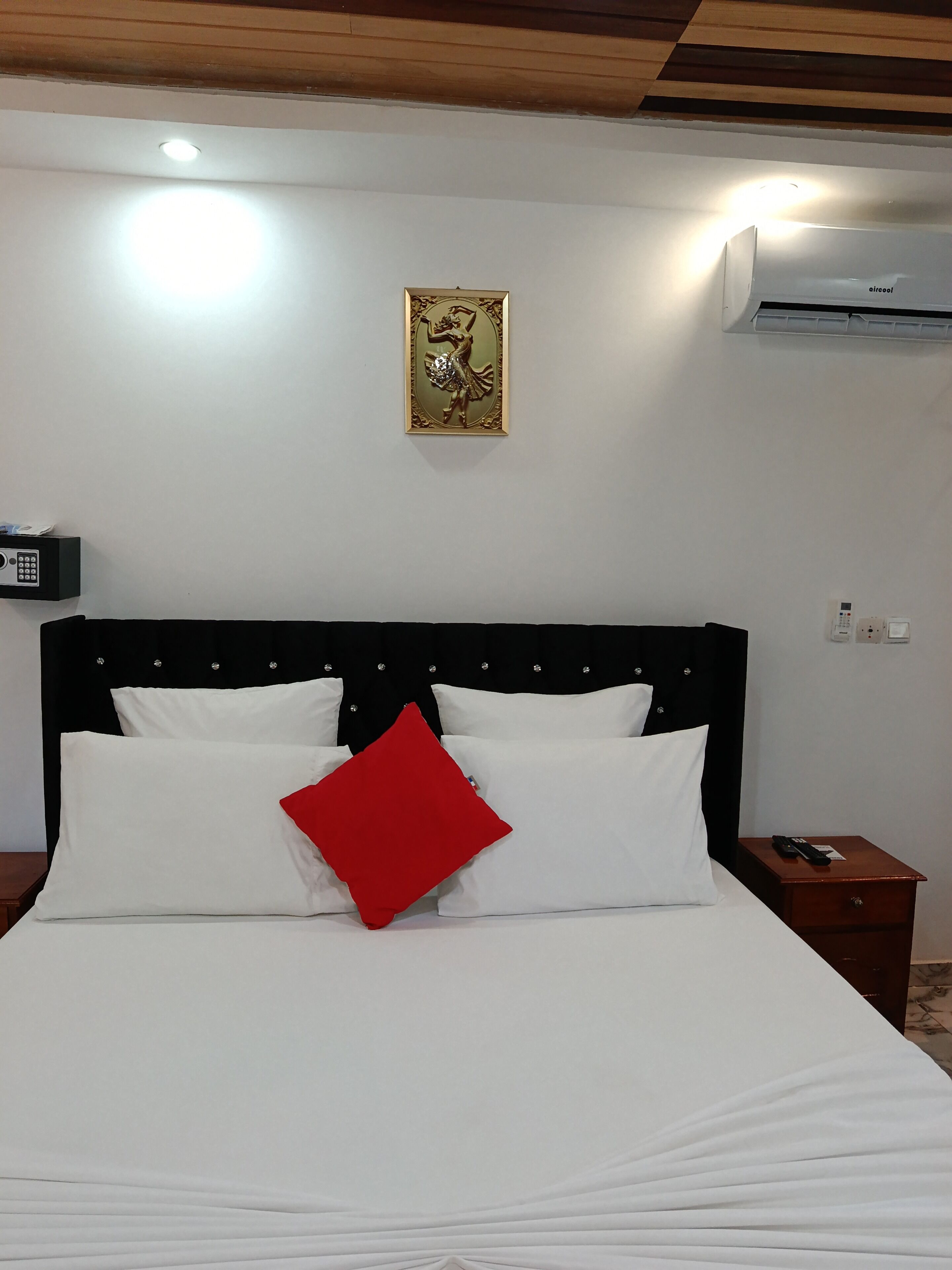 Comfort Studio | In-room safe, blackout curtains, iron/ironing board, bed sheets