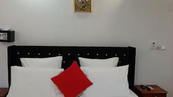 Comfort Studio | In-room safe, blackout curtains, iron/ironing board, bed sheets