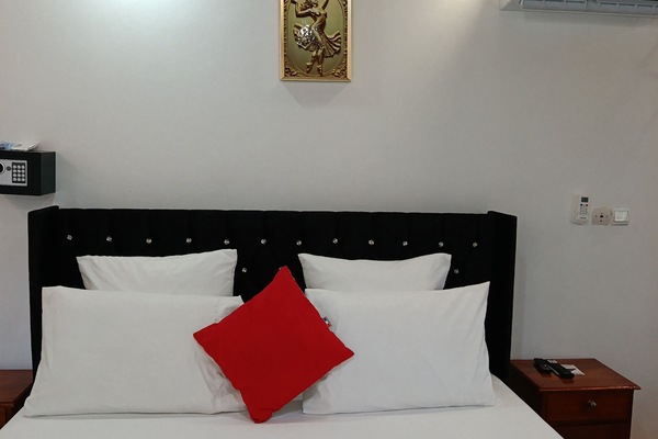Comfort Studio | In-room safe, blackout drapes, iron/ironing board, bed sheets