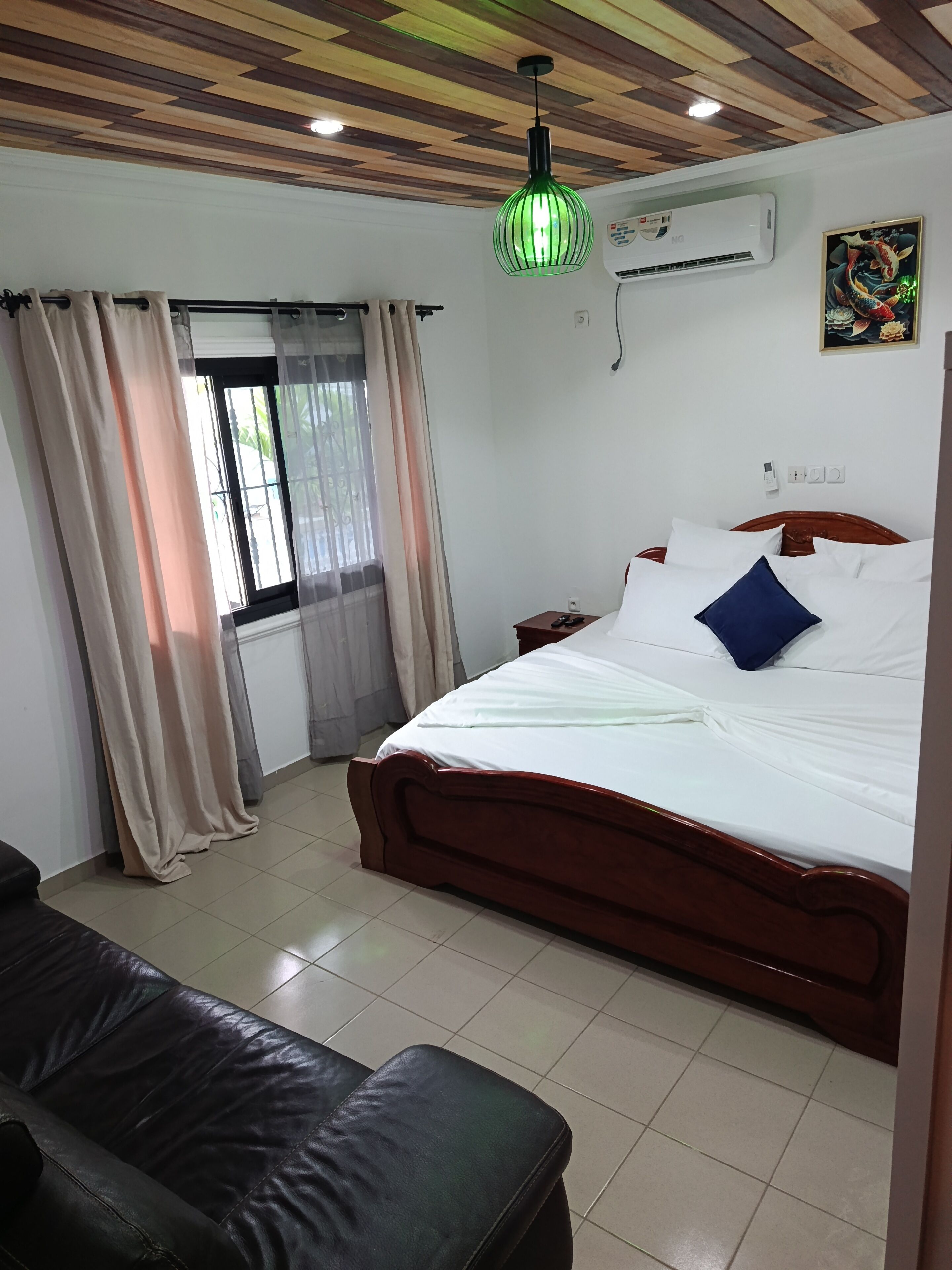 Apartemen Keluarga, 2 kamar mandi | Brankas, tirai kedap cahaya, setrika/meja setrika, dan seprai linen