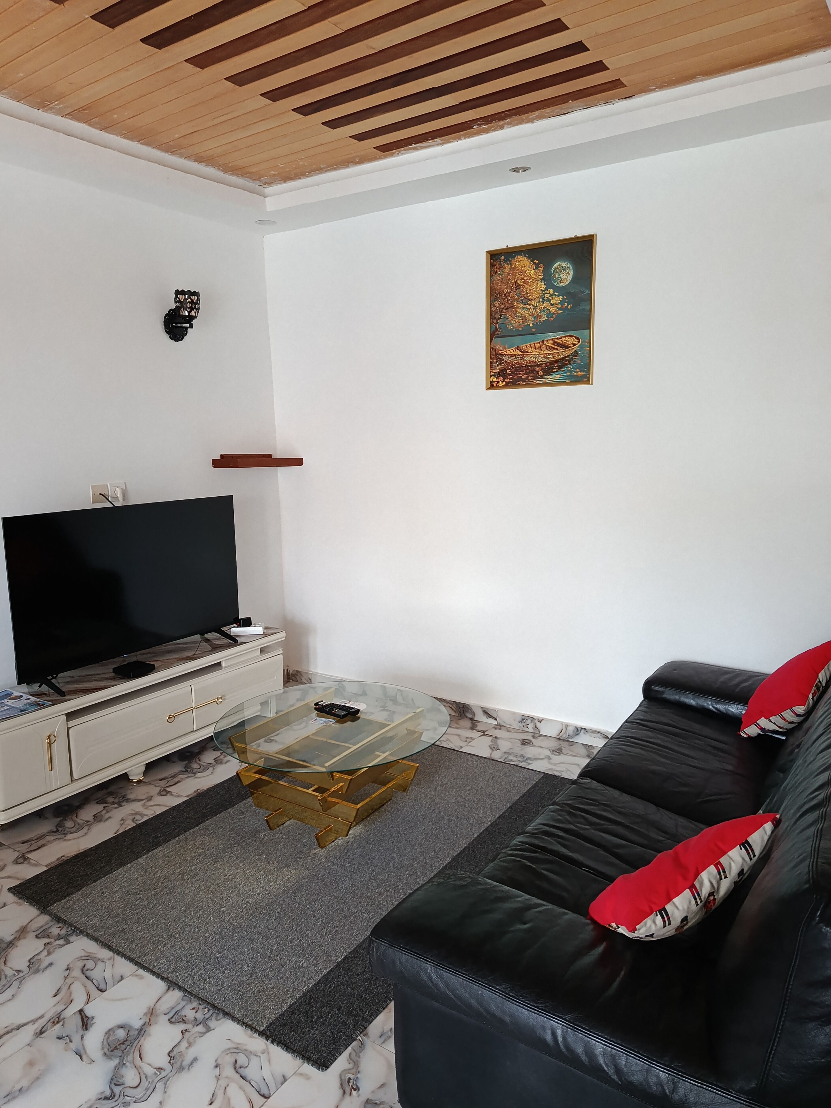 Comfort Studio | Living area | 32-inch TV with satellite channels