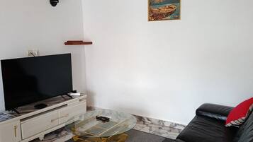 Comfort Studio | Living area | 32-inch TV with satellite channels