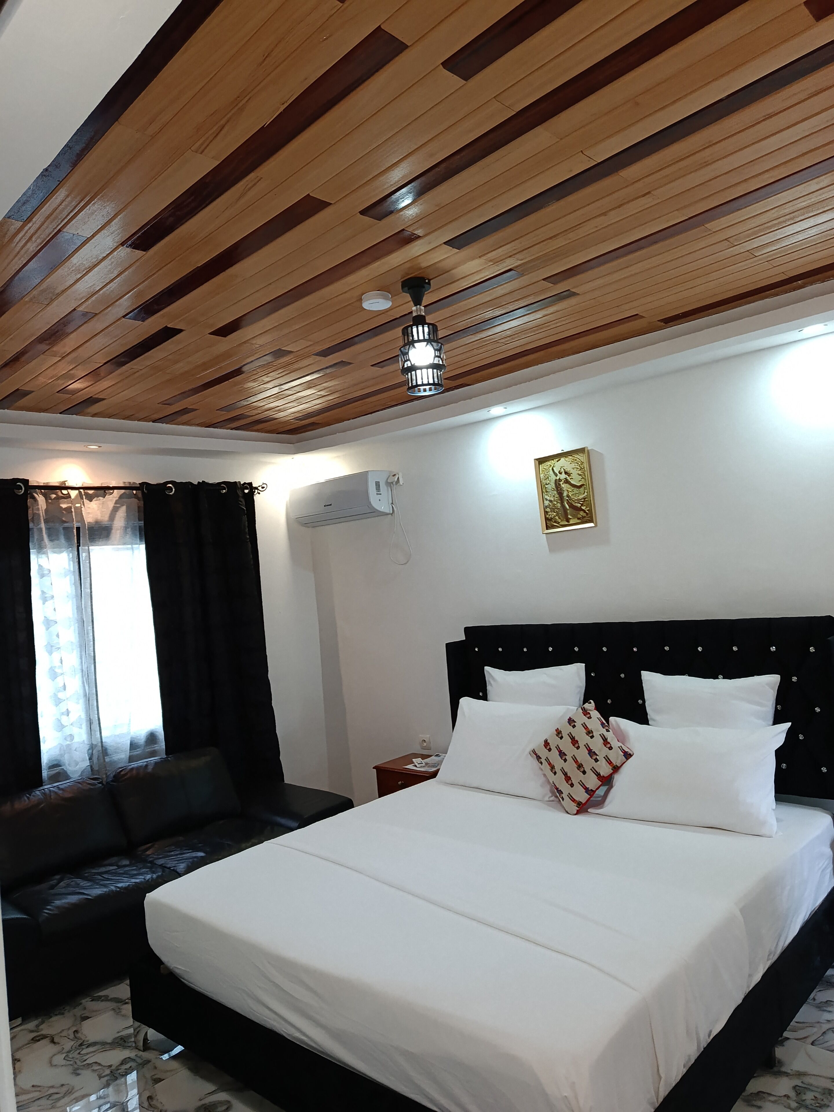 Comfort Studio | In-room safe, blackout curtains, iron/ironing board