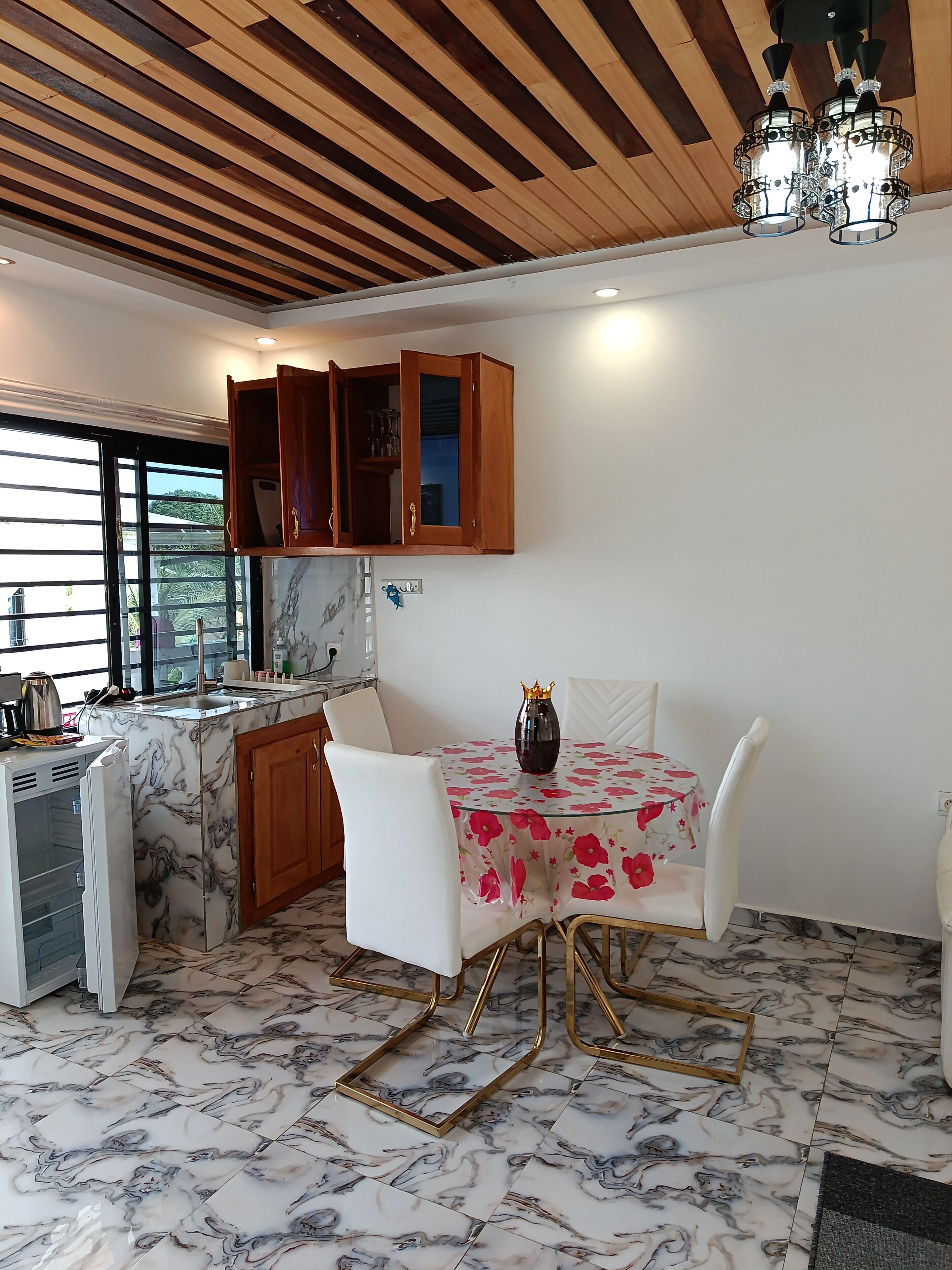 Comfort Studio | Living area | 32-inch TV with satellite channels