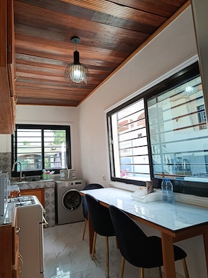 Apartemen Superior | Dapur pribadi | Perlengkapan kebersihan