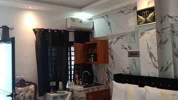 Comfort Room, Balcony