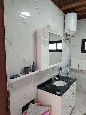 Departamento superior | Baño | Regadera, toallas, jabón, papel de baño 