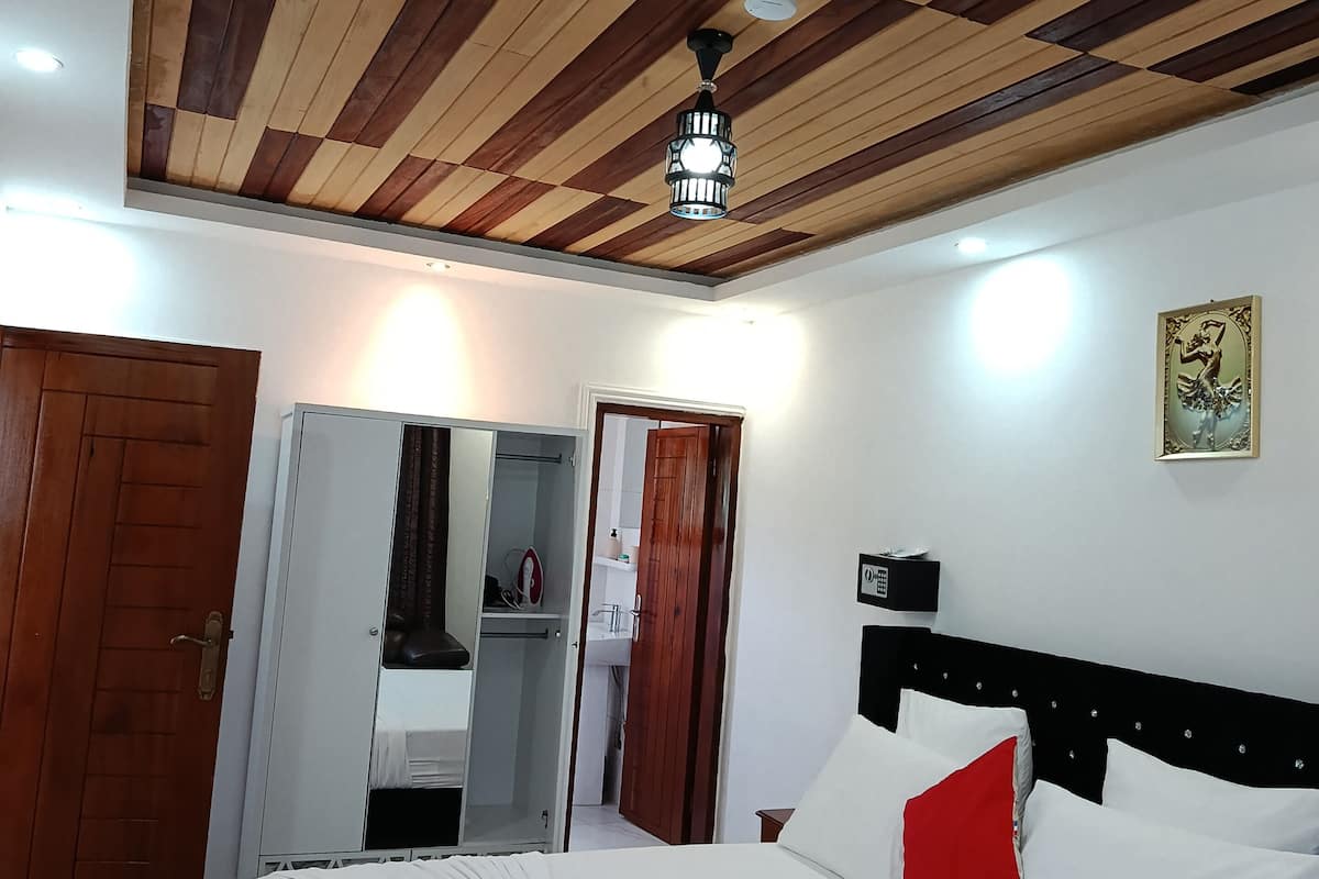 Comfort Studio | In-room safe, blackout drapes, iron/ironing board, bed sheets