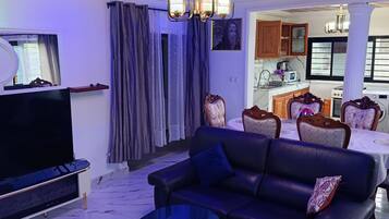 Apartamento familiar, 2 baños | Zona de estar