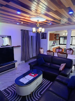 Apartemen Keluarga, 2 kamar mandi | Area keluarga | Televisi 32-inci dengan saluran TV satelit