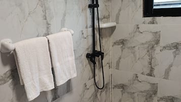 Familienapartment, 2 Bäder | Badezimmer | Dusche, Handtücher, Seife, Toilettenpapier