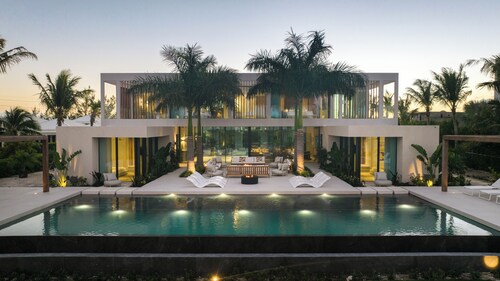 CanalFront Retreat 9BR9.5BA Luxury Villa with Private Dock