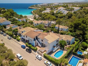 A residential area with houses, a swimming pool, and a view of the sea. - Vacation home Calma by Interhome (Porto Cristo)