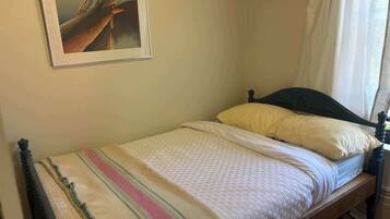 Iron/ironing board, WiFi, bed sheets