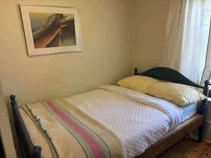 Tabla de planchar con plancha, wifi, ropa de cama