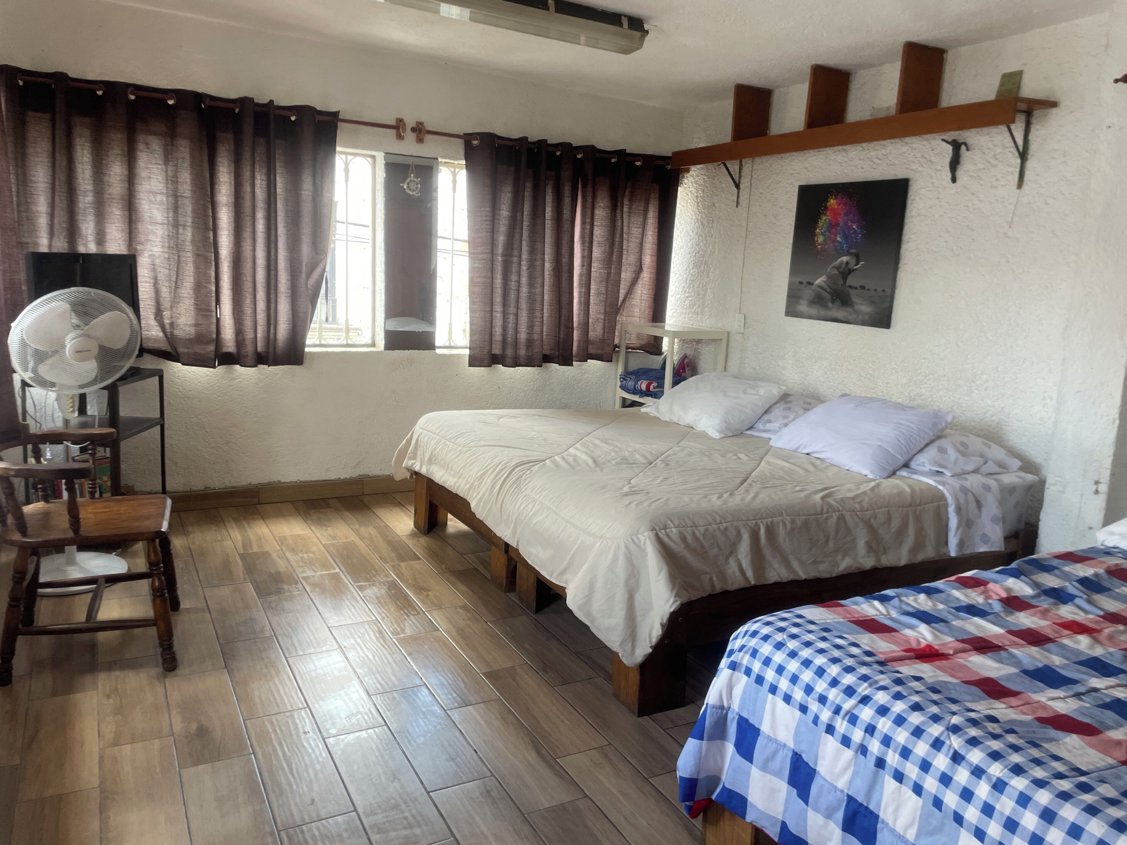 1 habitación, tabla de planchar con plancha, wifi gratis y ropa de cama 