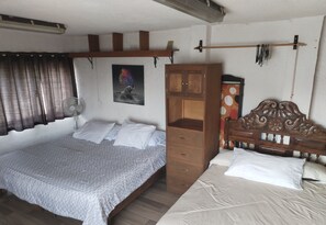 Een strijkplank/strijkijzer, gratis wifi, beddengoed