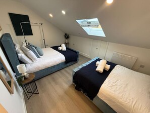 Desk, iron/ironing board, travel cot, WiFi - Spacious 3BR Flat Sleeps 10 for Groups & Family (Cardiff)