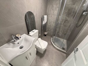 Shower, hair dryer, towels, shampoo - Spacious 3BR Flat Sleeps 10 for Groups & Family (Cardiff)
