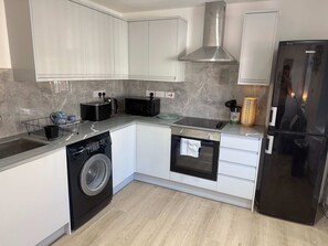 Coffee/tea maker, fridge, microwave, oven - Spacious 3BR Flat Sleeps 10 for Groups & Family (Cardiff)