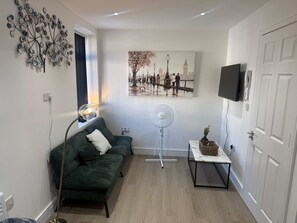 TV - Spacious 3BR Flat Sleeps 10 for Groups & Family (Cardiff)