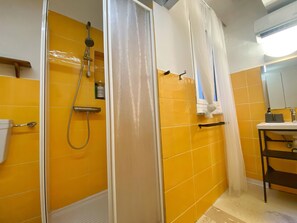 Suihku, hiustenkuivaaja, saippua, vessapaperi