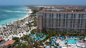 Un complexe hôtelier doté d’une grande piscine, d’une plage et offrant une vue sur l’océan.