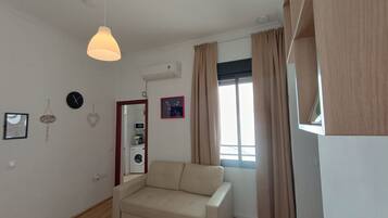 Apartamento estándar, patio, vistas al patio | Zona de estar | Televisión de pantalla plana de 32 pulgadas con canales por cable