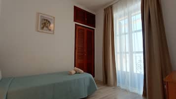 Dúplex, balcón, vistas a la ciudad | Cortinas opacas, tabla de planchar con plancha, wifi gratis