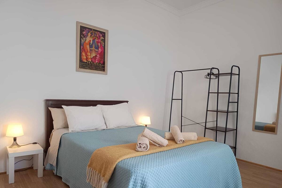 Cortinas blackout, tabla de planchar con plancha y wifi gratis