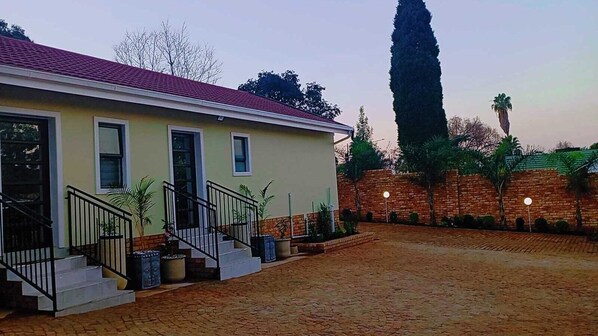 Exterior - The Gulf of Guinea Guesthouse (Johannesburg)