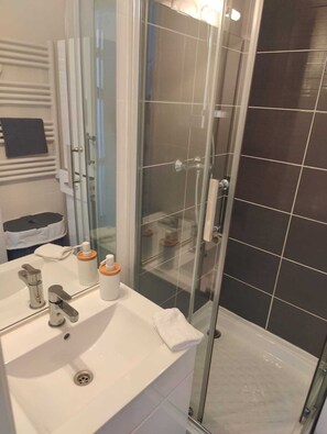 Shower, hair dryer, towels, soap - Vrbo Property (Saint-Raphaël)