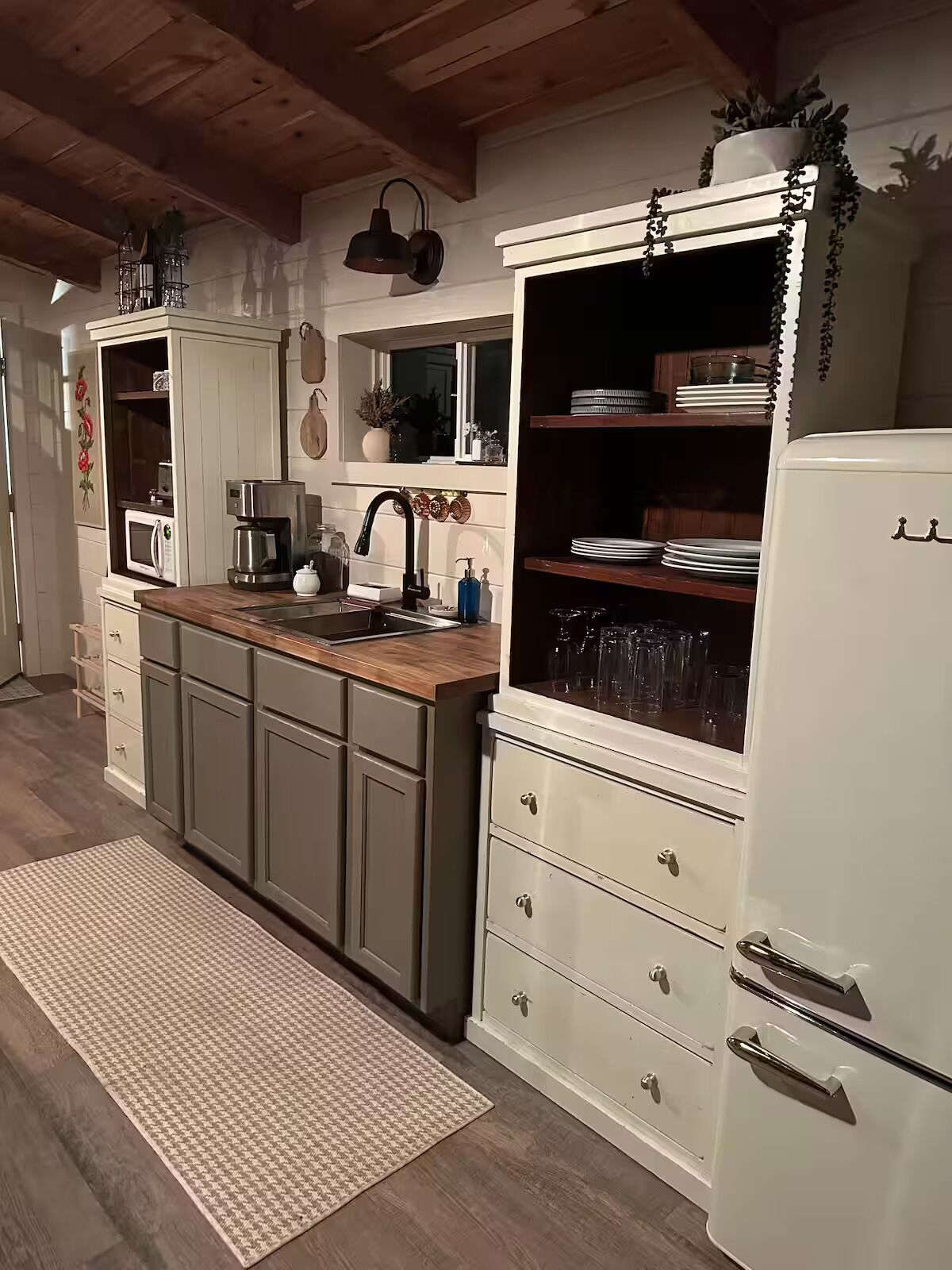 Coffee/tea maker, fridge, microwave, stovetop