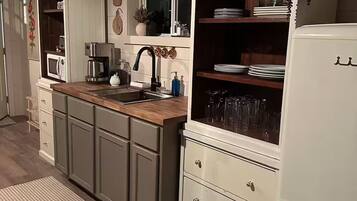 Coffee/tea maker, fridge, microwave, stovetop