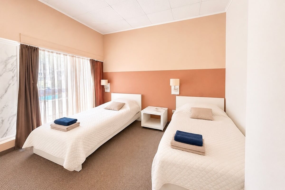 Suite urbana, 2 camas individuales | Escritorio, espacio para trabajar con laptop y wifi gratis 